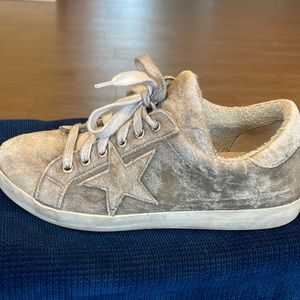 Grey suede sneaker , with a star on side. Slightly worn.